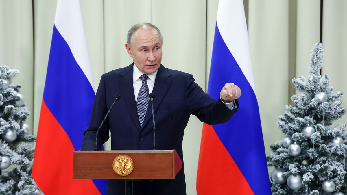 Russian President Vladimir Putin talks to journalists following an expanded format meeting of the Supreme Eurasian Economic Council at the Igora resort outside St. Petersburg, Russia, 26 December 2024. EPA/ALEXANDER DEMIANCHUK/SPUTNIK/KREMLIN POOL MANDATORY CREDIT Dostawca: PAP/EPA.
