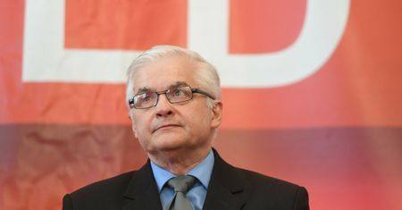 Cimoszewicz o uchodźcach na granicy. "Niektórzy myślą, że są w Niemczech"