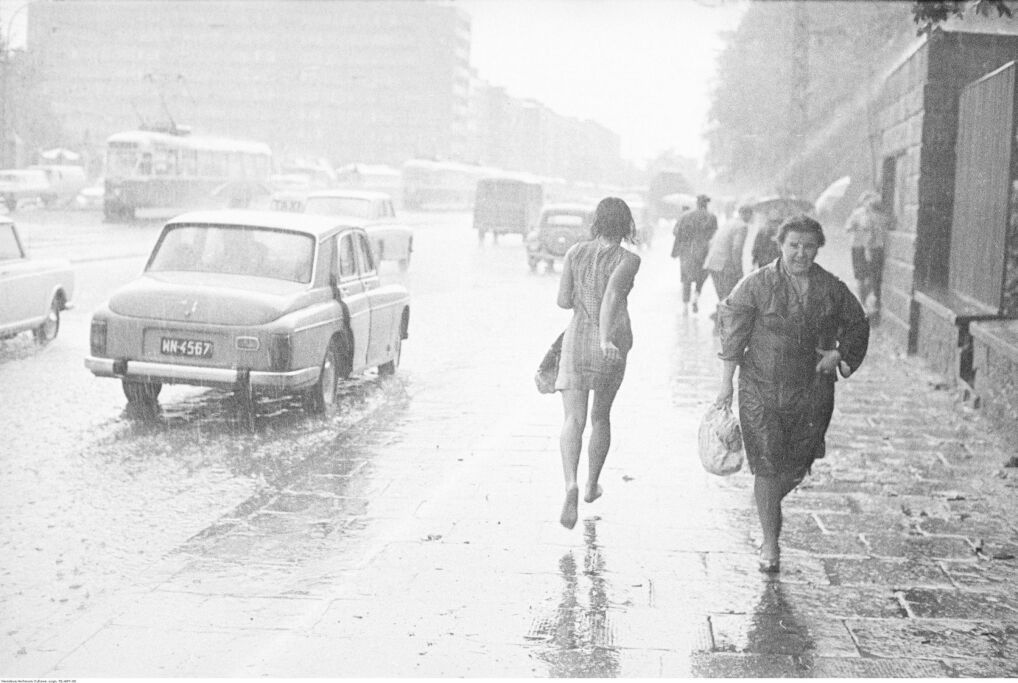 Warszawa. Powrót do przeszłości. To był rok 1968. Trzynastoletnia Grażynka ucieka przed ulewą 