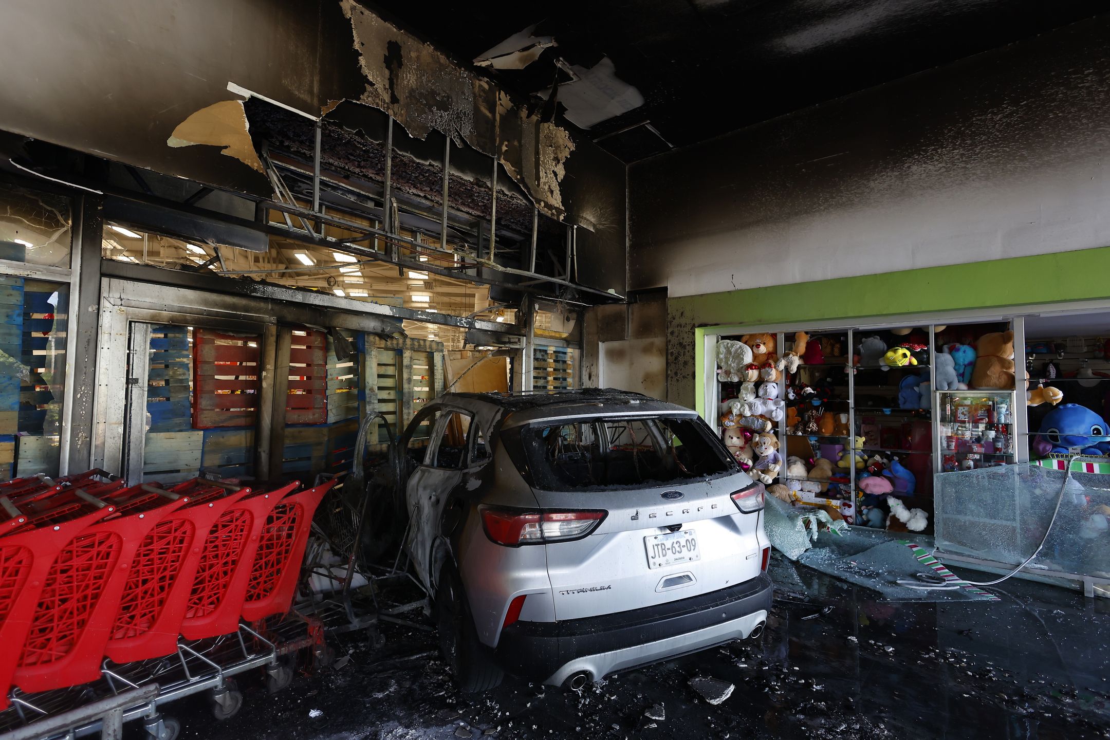 A vehicle set on fire at a shopping center by suspected members of organized crime is seen in Guadalajara, Mexico, 22 February 2026, after the killing of Nemesio Oseguera Cervantes, known as El Mencho, leader of the Jalisco New Generation Cartel. EPA/Francisco Guasco Dostawca: PAP/EPA.
