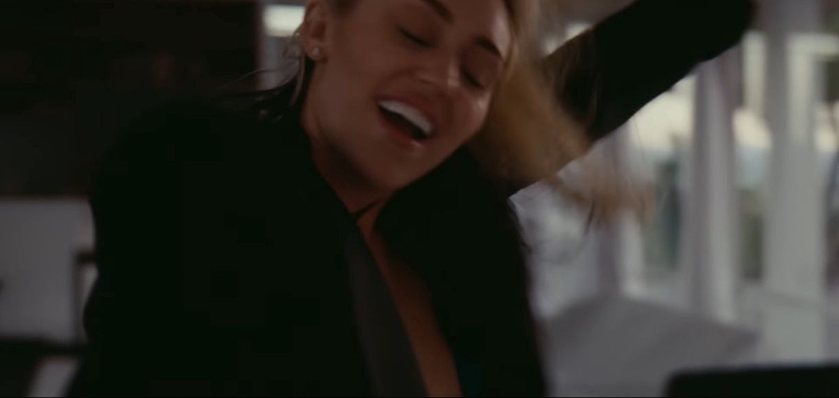 Miley Cyrus w garniturze Liama Hemswortha