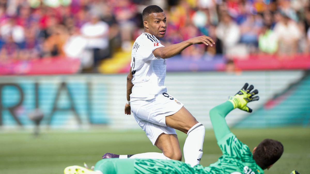PAP/EPA / Alberto Estevez / Kylian Mbappe i Wojciech Szczęsny