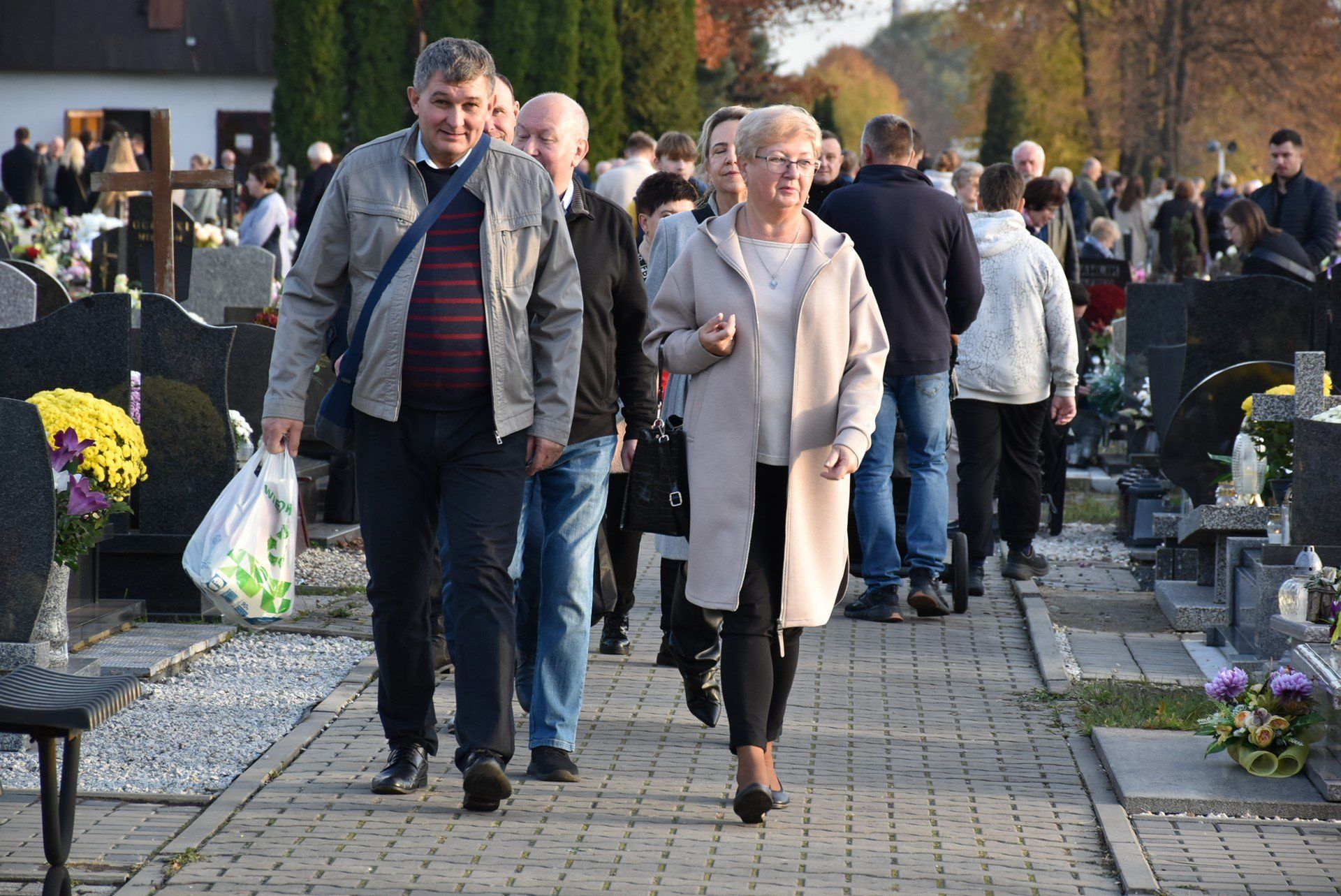 1 listopada w dniu Wszystkich Świętych cmentarz parafialny przy ulicy 1 Maja odwiedziły setki, o ile nie tysiące ludzi