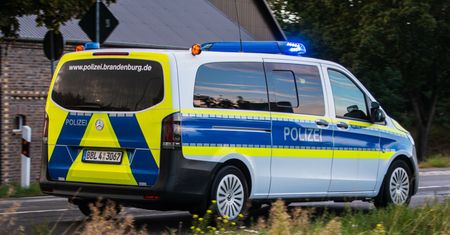 BMW wjechało w szkolny kontener. Kierował pijany Polak