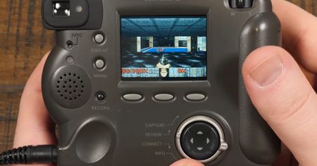 DOOM wygląda zaskakująco dobrze na... 21-letnim aparacie fotograficznym
