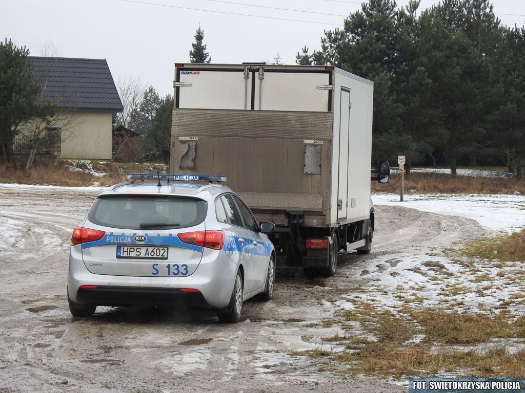 Szlaban zatrzymał się na dachu Iveco / Zdj. Świętokrzyska policja