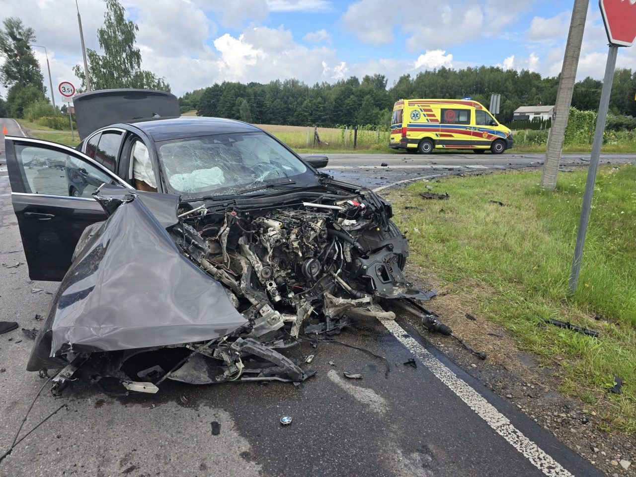 Zderzenie osobówki z naczepą ciężarówki na W824. Utrudnienia w ruchu i objazdy w Uściążu