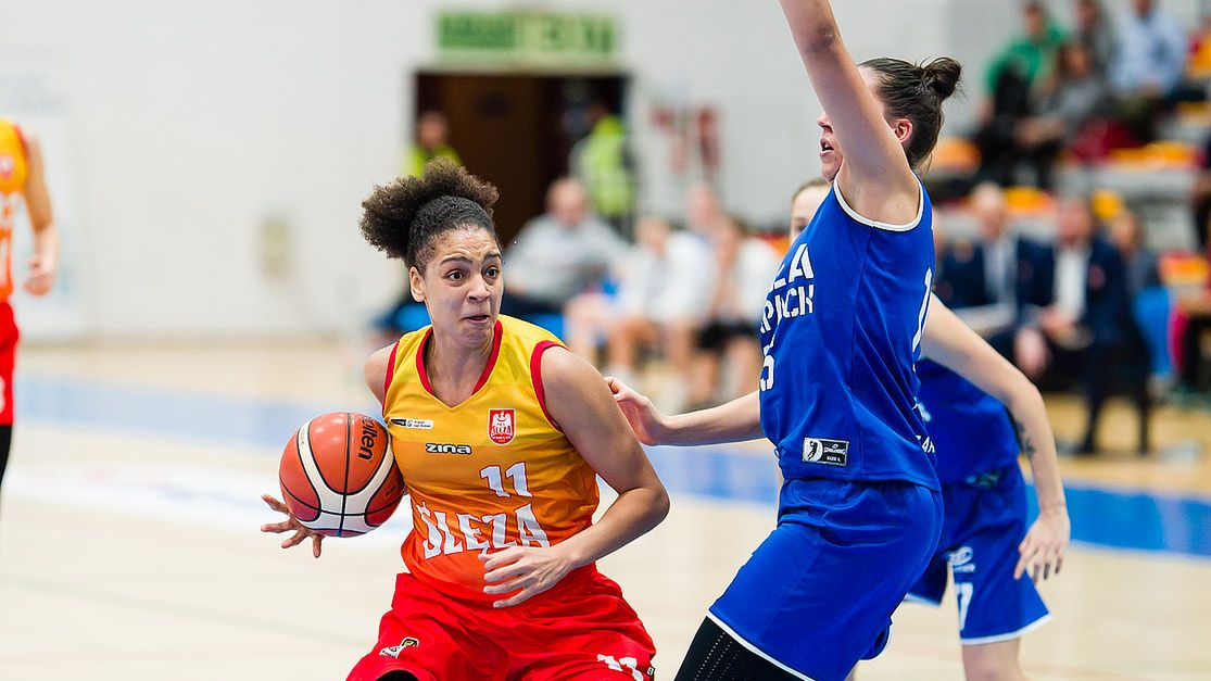 Materiały prasowe / Materiały prasowe / Na zdjęciu: Cierra Burdick z piłką