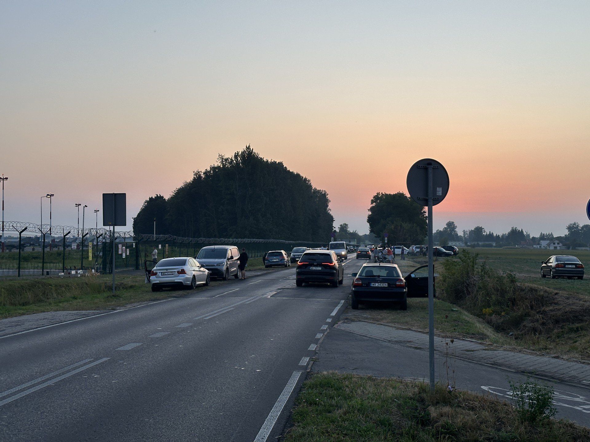 Radomianie zjawili się wokół lotniska, aby pożegnać się z odlatującymi pilotami.