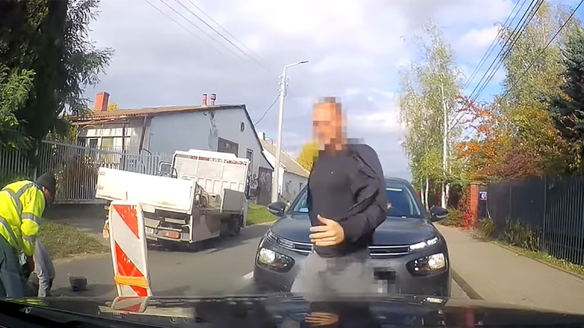 Agresywny pasażer wyskoczył z samochodu, aby "porozmawiać" z kierowcą