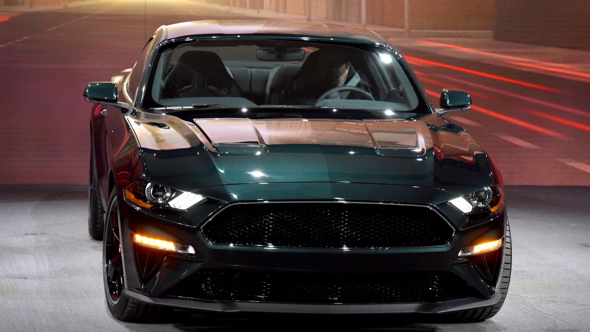 Co więcej, w produkcji promującej Mustanga Bullitta wystąpiła Molly McQueen – wnuczka Steve’a McQueena, który w Bullicie zasiadł za kierownicą legendarnego Mustanga GT 390. Podobnie jak znany aktor, 30-letnia Molly wzięła udział w pościgu z Dodgem Chargerem o, ale tym razem walka toczyła się o... miejsce parkingowe.