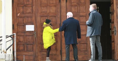 Przyjechał czarną limuzyną i wręczył pieniądze. Wałęsa w kościele
