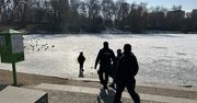Policja z Leszna ostrzega: "Ostrożnie na lodzie!" Nawet, jeśli jest mocno na minusie