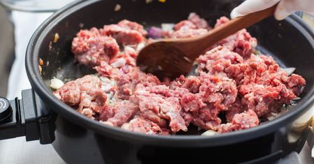 Zaostrza bóle stawów. Od razu wyeliminuj z diety