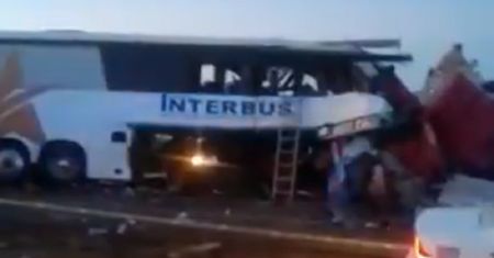 Zdjęcia masakry w Meksyku. Autobus zderzył się z dwoma ciężarówkami