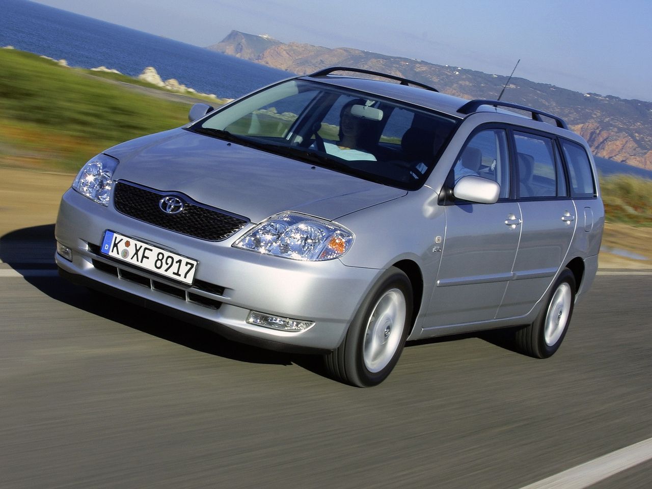 Toyota Corolla z nadwoziem kombi plus oszczędny diesel 1.4 D-4D to bardzo dobry wybór.