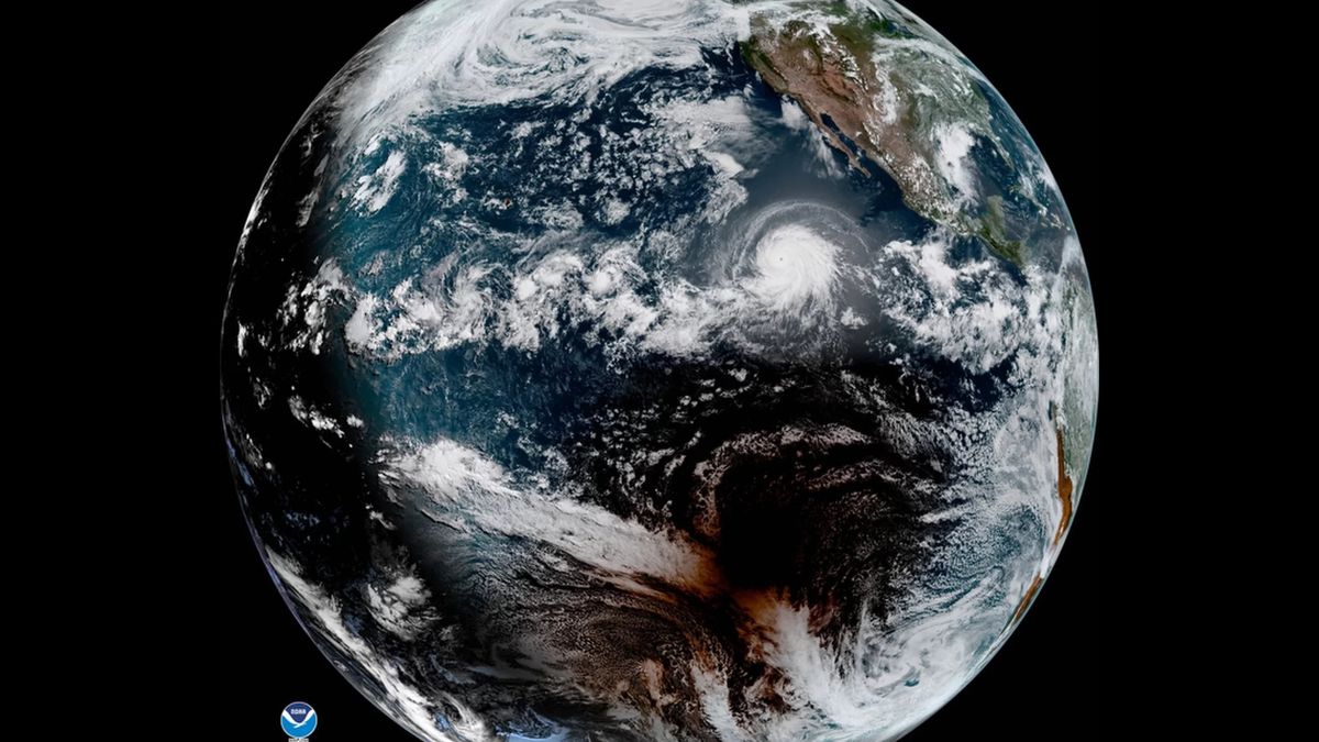 Zaćmienie widziane z satelity. Na zdjęciu widać coś jeszcze 1