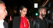 STYLOWE MAMY: Adriana Lima w seksownej czerwonej sukni od Magdy Butrym