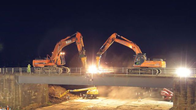 Fascynujące wyburzanie brytyjskiego mostu [wideo] 1