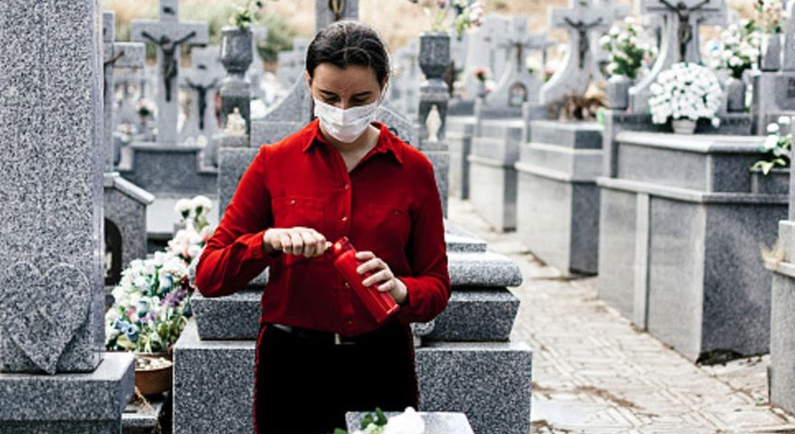 W czasie epidemii na cmentarzu warto trzymać dystans
