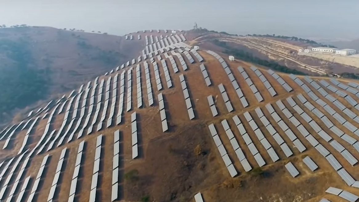 Solarne góry w Chinach. Kraj dąży do neutralności klimatycznej 1