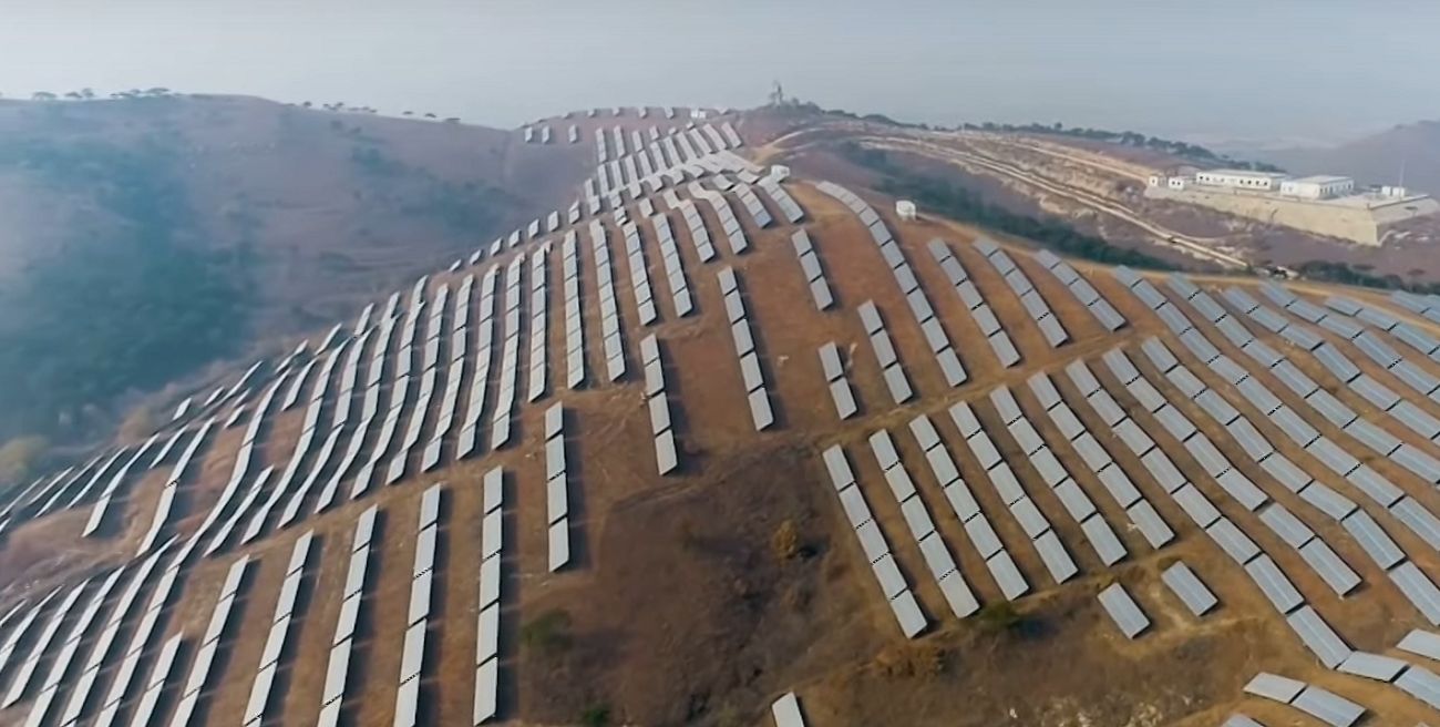 Solarne góry w Chinach. Kraj dąży do neutralności klimatycznej 1