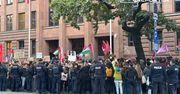 Warszawa: Mężczyzna wybił młotkiem szybę w Ministerstwie Spraw Zagranicznych. Kobieta wylała czerwoną farbę. Dwie osoby zatrzymane