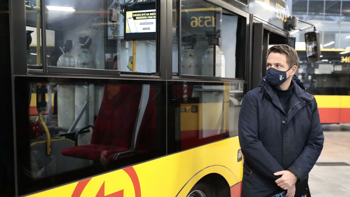 Warszawskie autobusy w transporcie chorych do Szpitala NarodowegoFot. Piotr Molecki/East News, 13.11.2020. Konferencja prasowa w zajezdni autobusowej MZA przy ul. Stalowej, dot. autobusow Warszawskiego Transportu Publicznego (WTP) przeznaczonych do transportu pacjentow do tymczasowego szpitala na Stadionie Narodowym.N/z: Rafal Trzaskowski - prezydent WarszawyPiotr Molecki