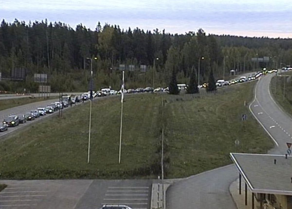Długa kolejka aut z rosyjskimi rejestracjami ustawia się od środy na drodze do fińskiej granicy  