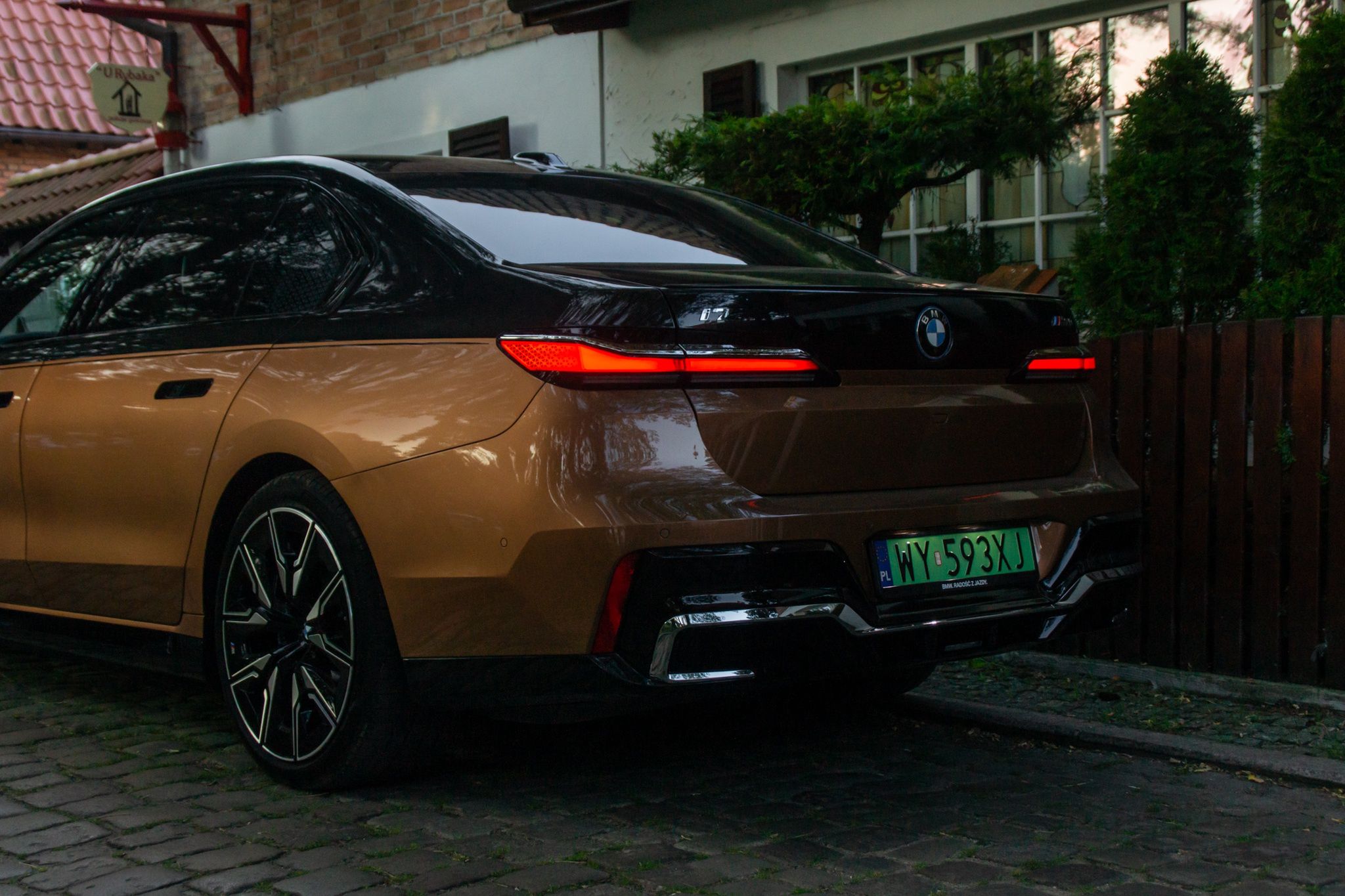 BMW i7 M70