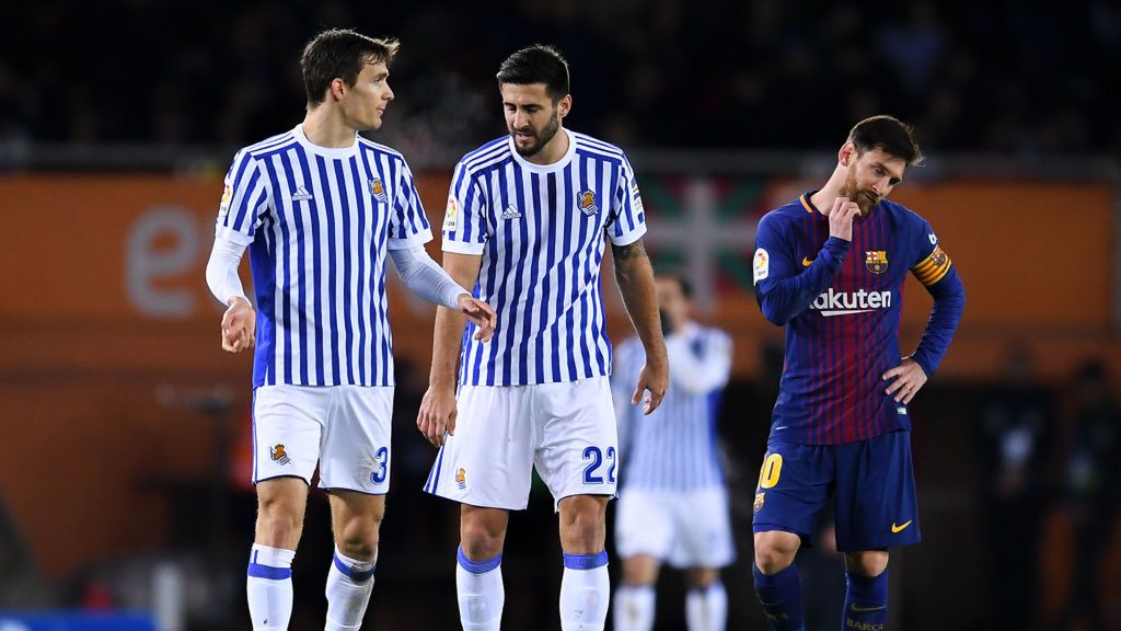 Getty Images / David Ramos / Na zdjęciu: piłkarze Realu Sociedad, a w tle Lionel Messi