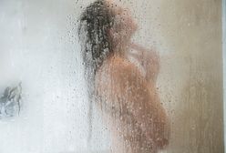 Wiele osób to robi, a to zły nawyk. Czy ty też myjesz twarz pod prysznicem?