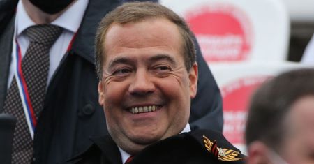 Miedwiediew bez pardonu atakuje Kaczyńskiego i Morawieckiego. Nazwał ich "wyrzutkami"