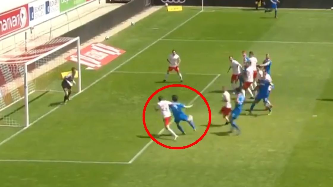 Jae-Sung Lee (Holstein Kiel) strzela gola w meczu z Jahn Regensburg