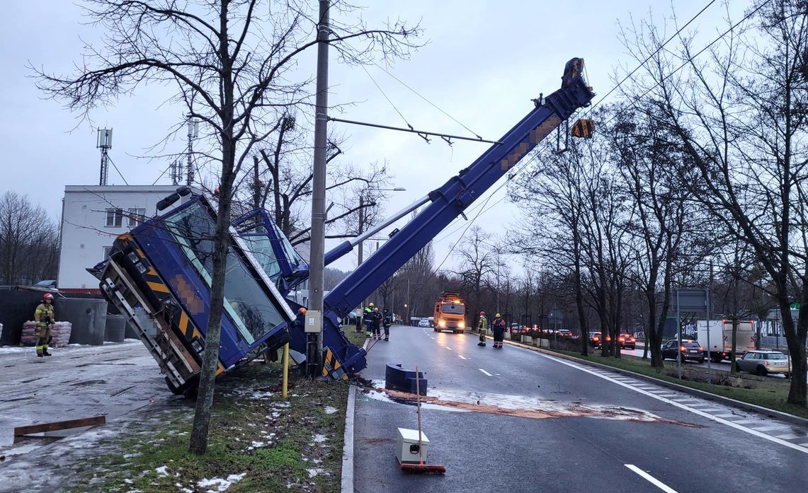 Dźwig zawisł nad drogą. Niebezpieczna sytuacja w Sopocie