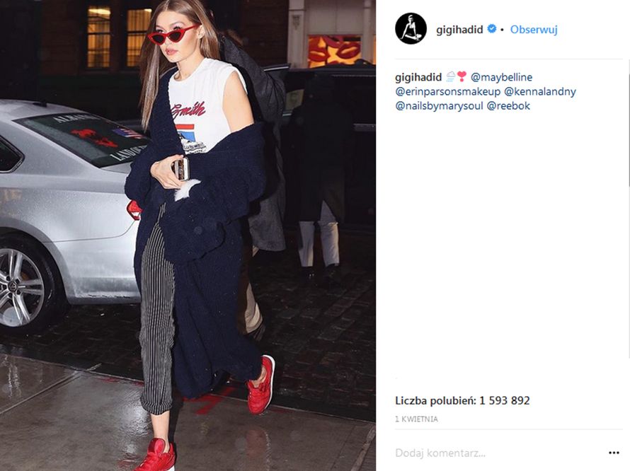 Modelka uzyskała efekt &quot;wow&quot; dopasowując czerwone buty sportowe do kocich okularów