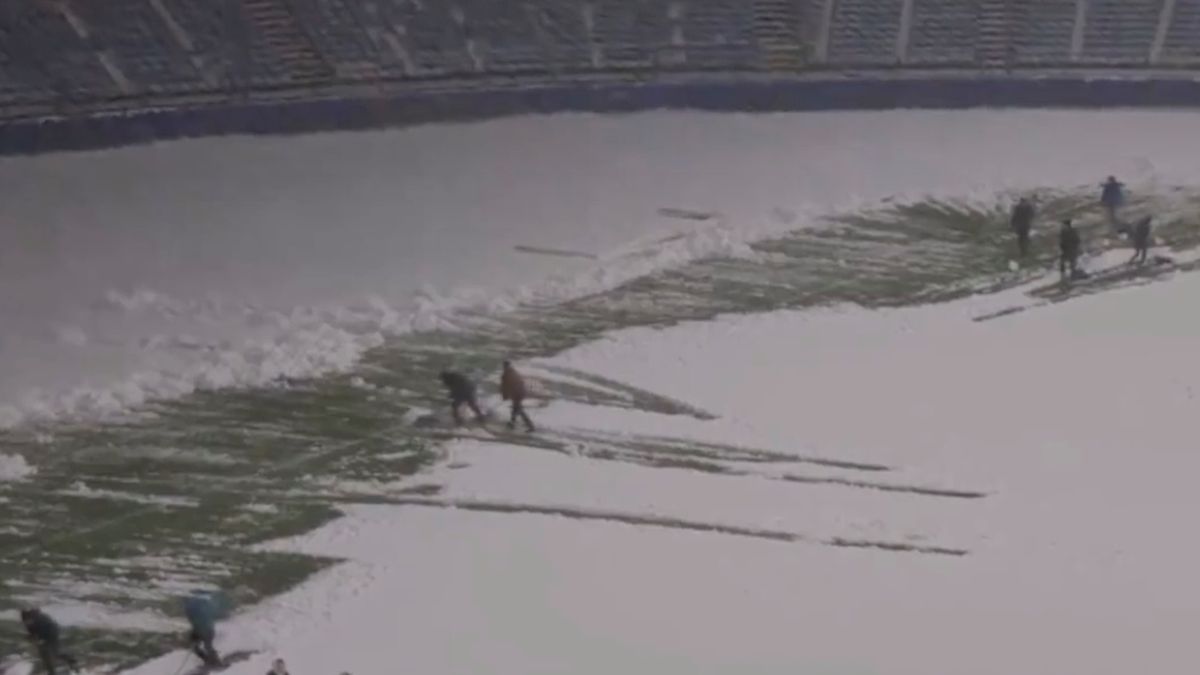Twitter / Stal Rzeszów / Piątkowe odśnieżanie stadionu w Rzeszowie