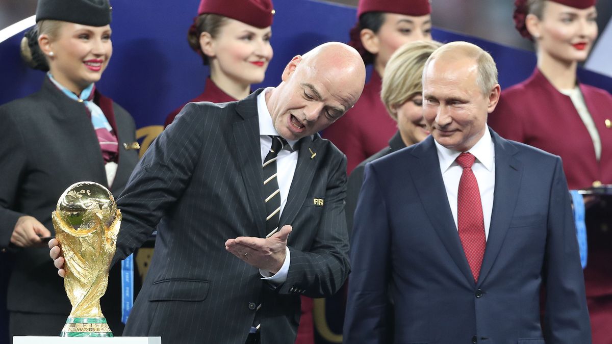 Gianni Infantino i Władimir Putin podczas finału mistrzostw świata 2018