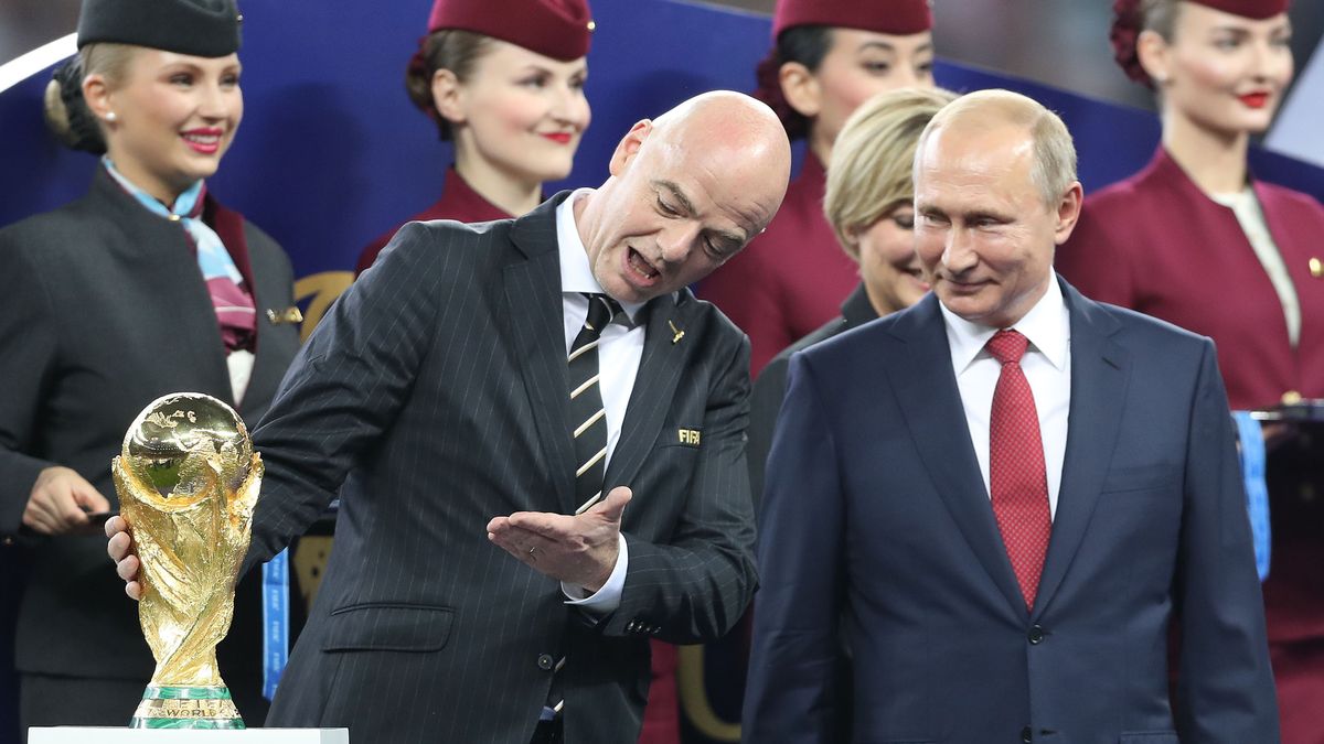 Getty Images / Owen Humphreys/PA Images  / Gianni Infantino i Władimir Putin podczas finału mistrzostw świata 2018.