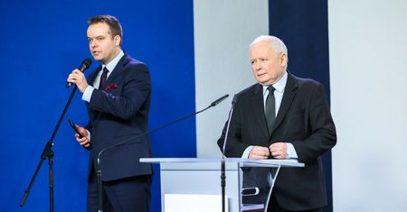 Kaczyński straciłby pieniądze. Rzecznik PiS go ratuje
