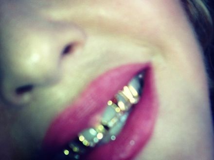 55-letniej Madonnie spodobały się złote zęby
