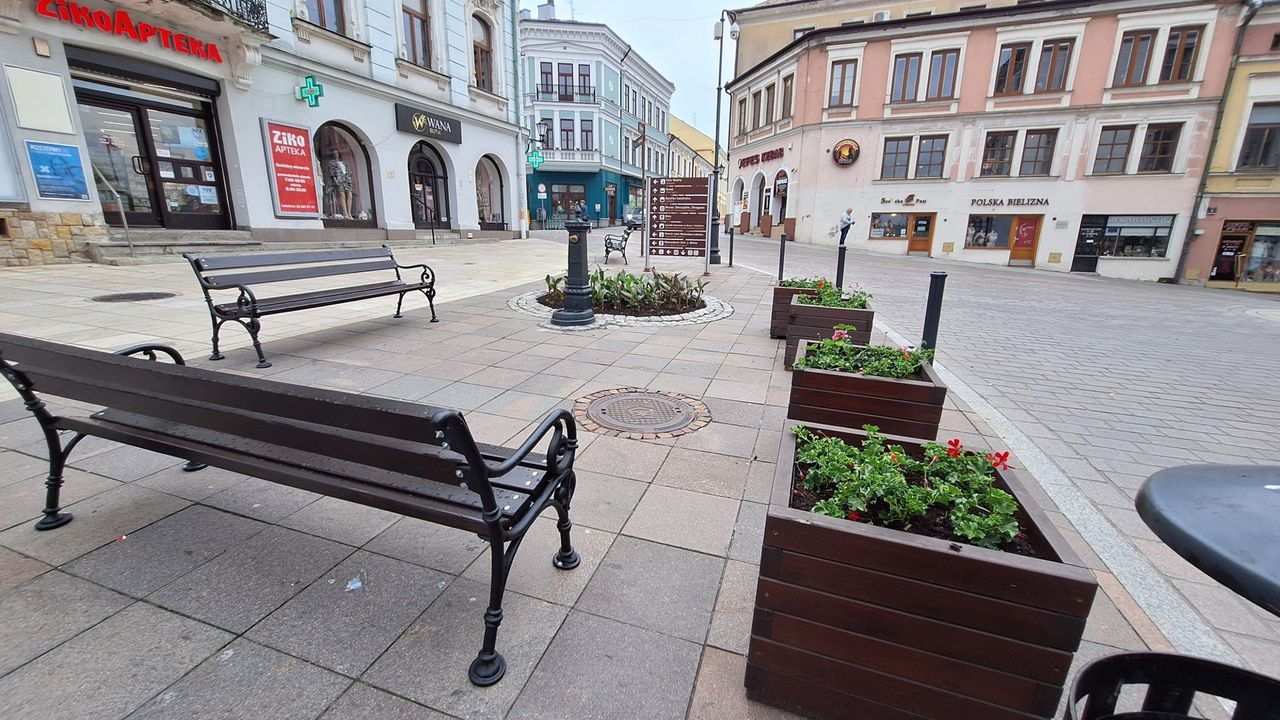 Pierwszy "Zdrój Starówka" już działa w centrum Tarnowa. Obok ustawiono ławki, a pojawi się także rozłożyste drzewo, które będzie dawać cień