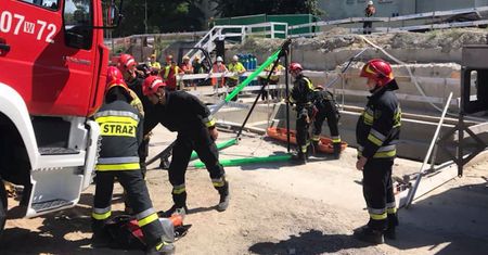 Akcja ratunkowa w Warszawie. Strażacy użyli technik linowych