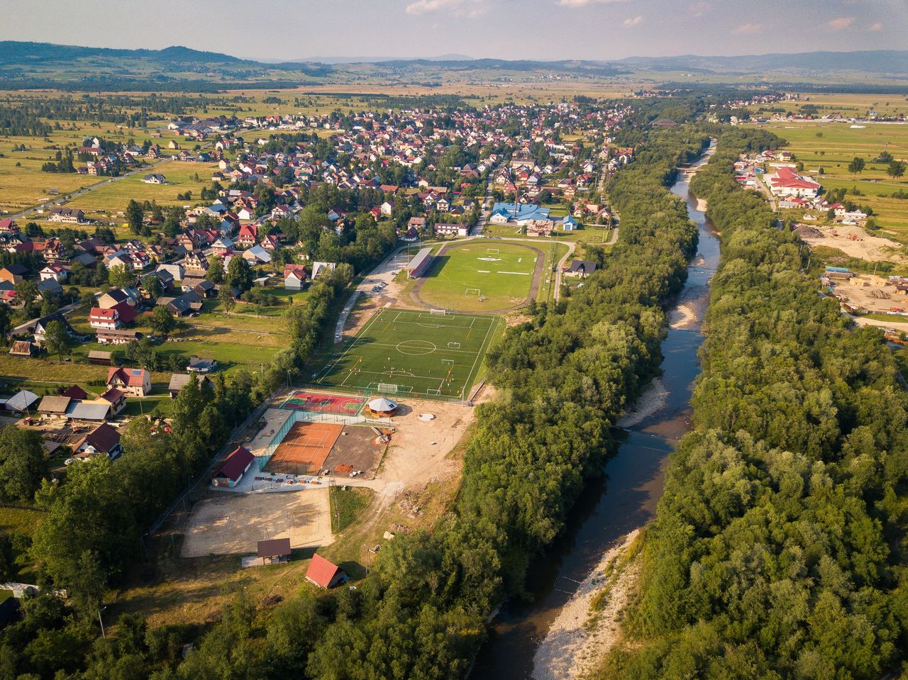 Czarny Dunajec idzie w kierunku uzdrowiska. Teraz park zdrojowy, potem czas na szpital uzdrowiskowy
