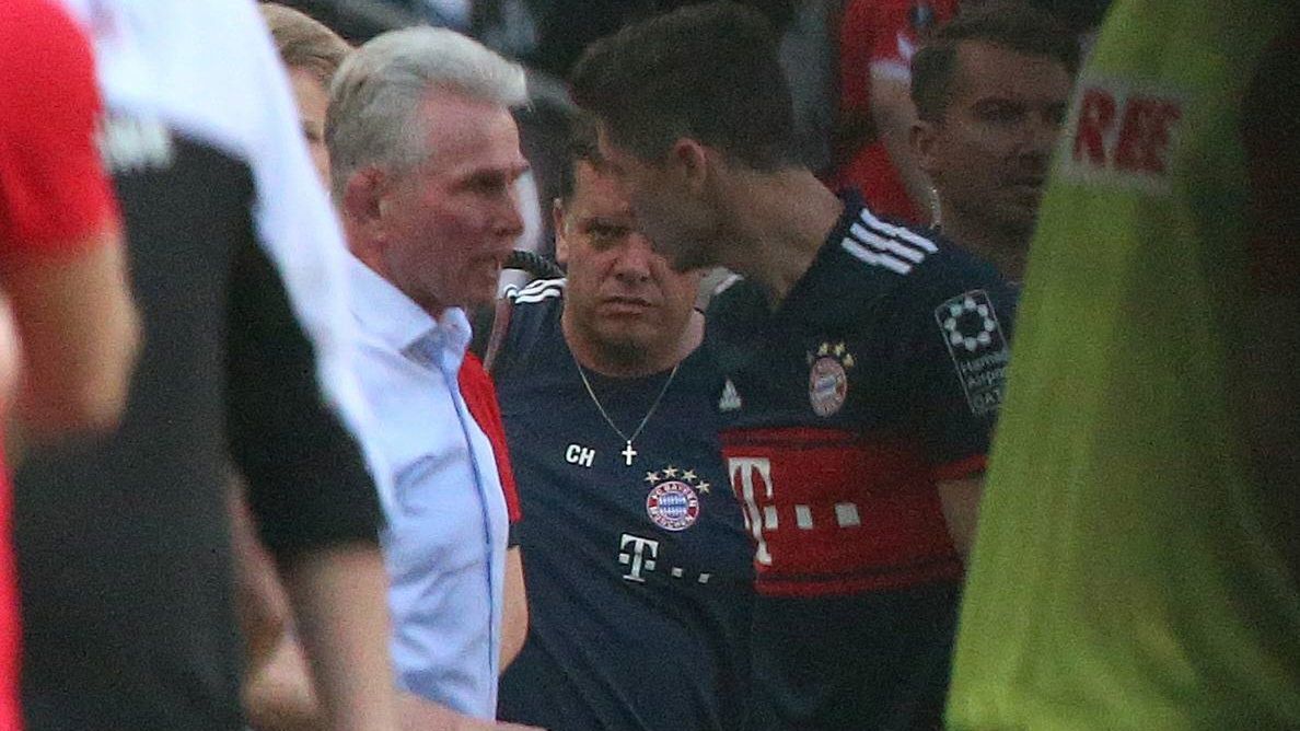 Trener Bayernu Jupp Heynckes najprawdopodobniej wyjaśnia Robertowi Lewandowskiemu kto jest w tej drużynie szefem