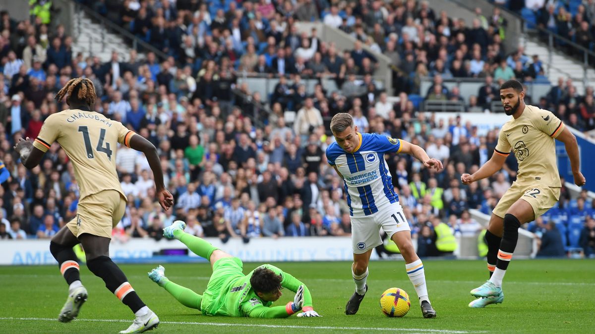 Leandro Trossard mijający bramkarz i obrońców rywali podczas meczu Brighton and Hove Albion - Chelsea FC