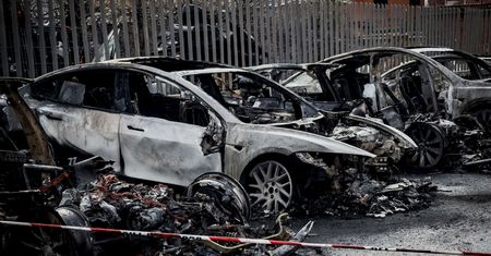 Pożar w salonie Tesli. Spłonęło 17 samochodów
