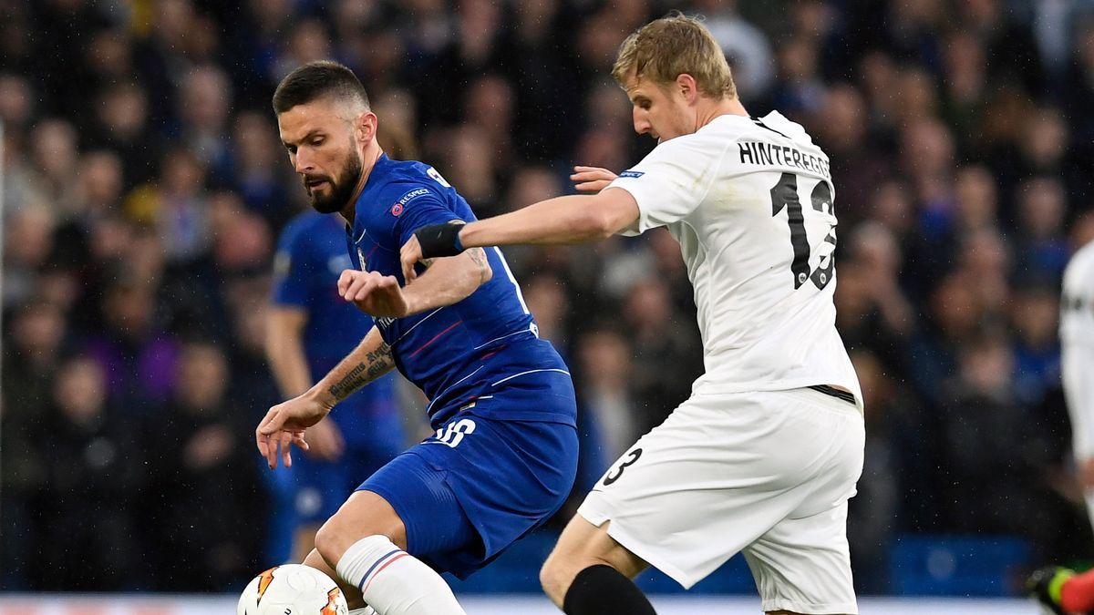 PAP/EPA / WILL OLIVER / Na zdjęciu: Olivier Giroud (z lewej) i Martin Hinteregger (z prawej)