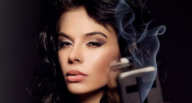 Naga modelka z pistoletem-krzyżem w reklamie Black Energy uznana za nieetyczną