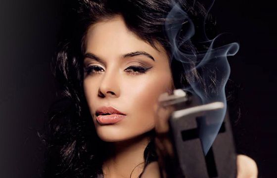 Naga modelka z pistoletem-krzyżem w reklamie Black Energy uznana za nieetyczną